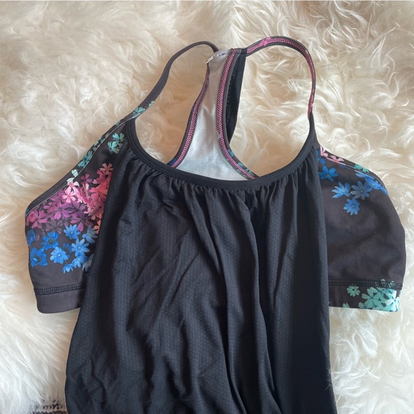 Lululemon old school layered yoga top with built in bra. Size 10. Like New. - Picture 3 of 5